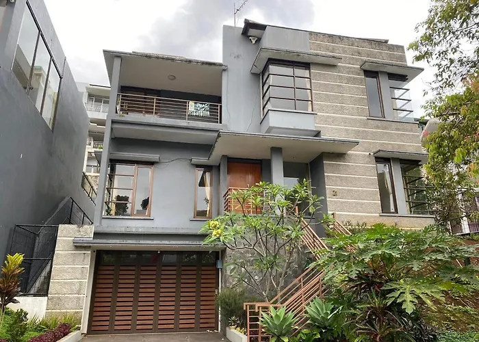 Family Only Cozy Villa On Top Of Bandung - De Reiz Iris Syariah 4Br