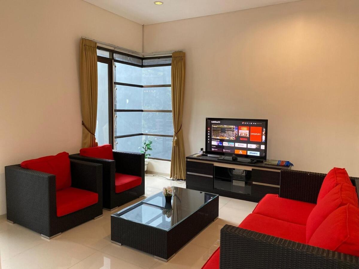 Family Only Cozy On Of - De Reiz Iris Syariah 4br Villa Bandung